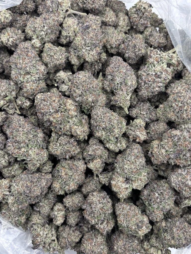 GRAPE CARTEL MIX LIGHTS THC disposable vape — mouthpiece and body in detail