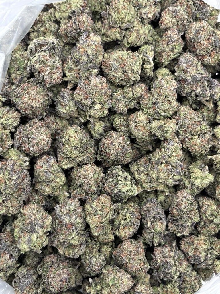 MOCHI RUNTZ MIX LIGHTS THCa flower — bud structure shown in close detail