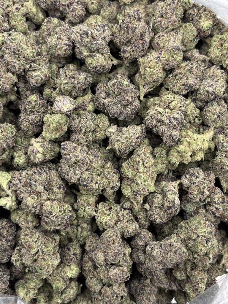 BLUE JEALOUSY MIX LIGHTS THCa flower — bud structure shown in close detail